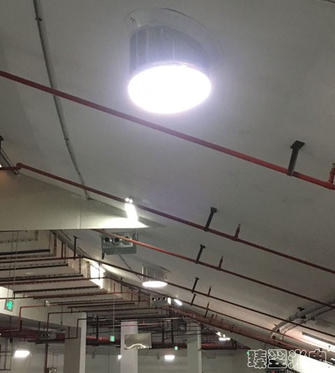 光導照明照亮的地下車庫