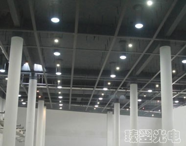 光導日光下的敞亮廠房